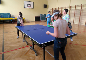 Uczniowie grający w tenisa dźwiękowego